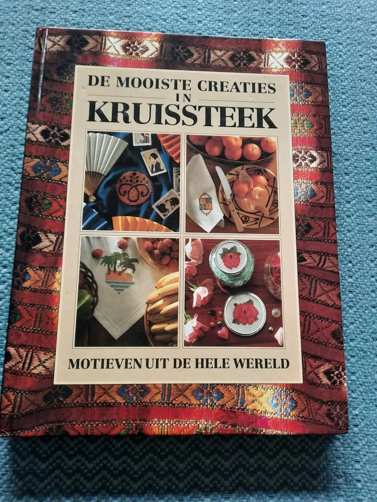 De Mooiste Creaties in Kruissteek, Boeken, Hobby en Vrije tijd, Ophalen of Verzenden, Zo goed als nieuw, Borduren en Naaien
