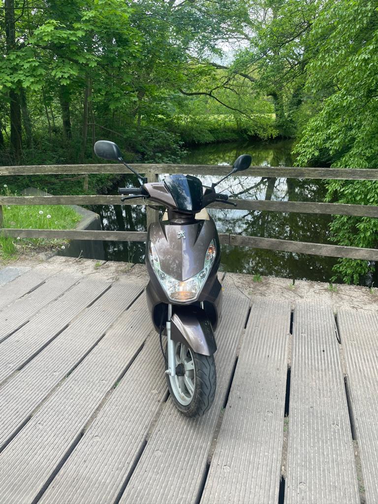 Scooter peugeot kisbee, Fietsen en Brommers, Ophalen, Overige modellen, Maximaal 45 km/u, Zo goed als nieuw