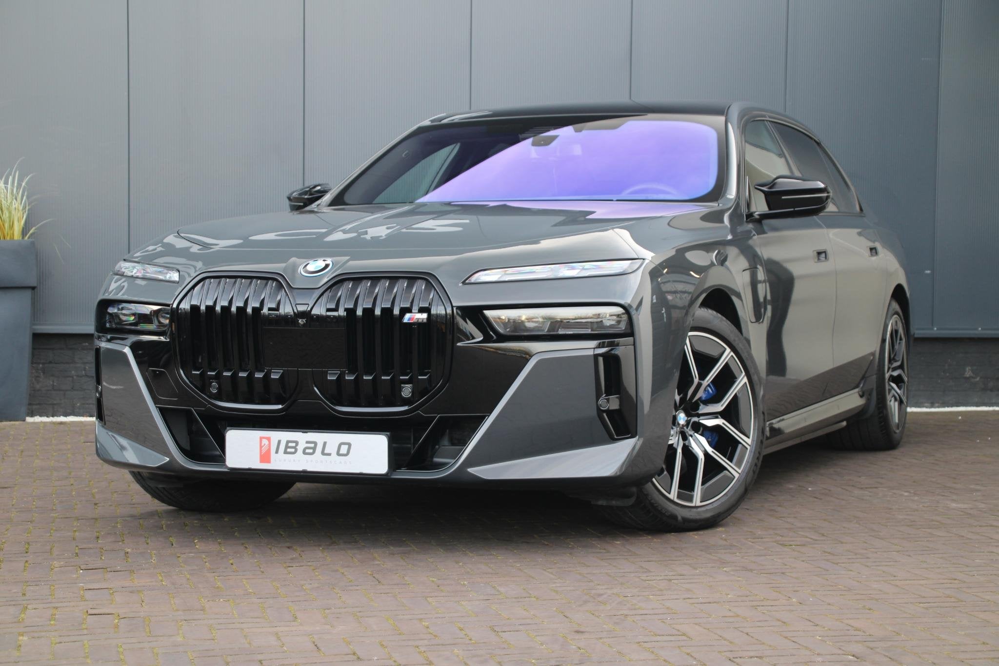 BMW 7-serie M760e xDrive M-Sport Pro | Auto Doors | BTW |, Automaat, Gebruikt, 2000 kg, 180 min