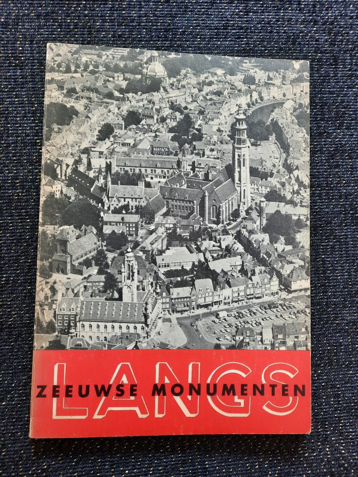 Langs Zeeuwse Monumenten - Paperback uit 1975, Ophalen of Verzenden