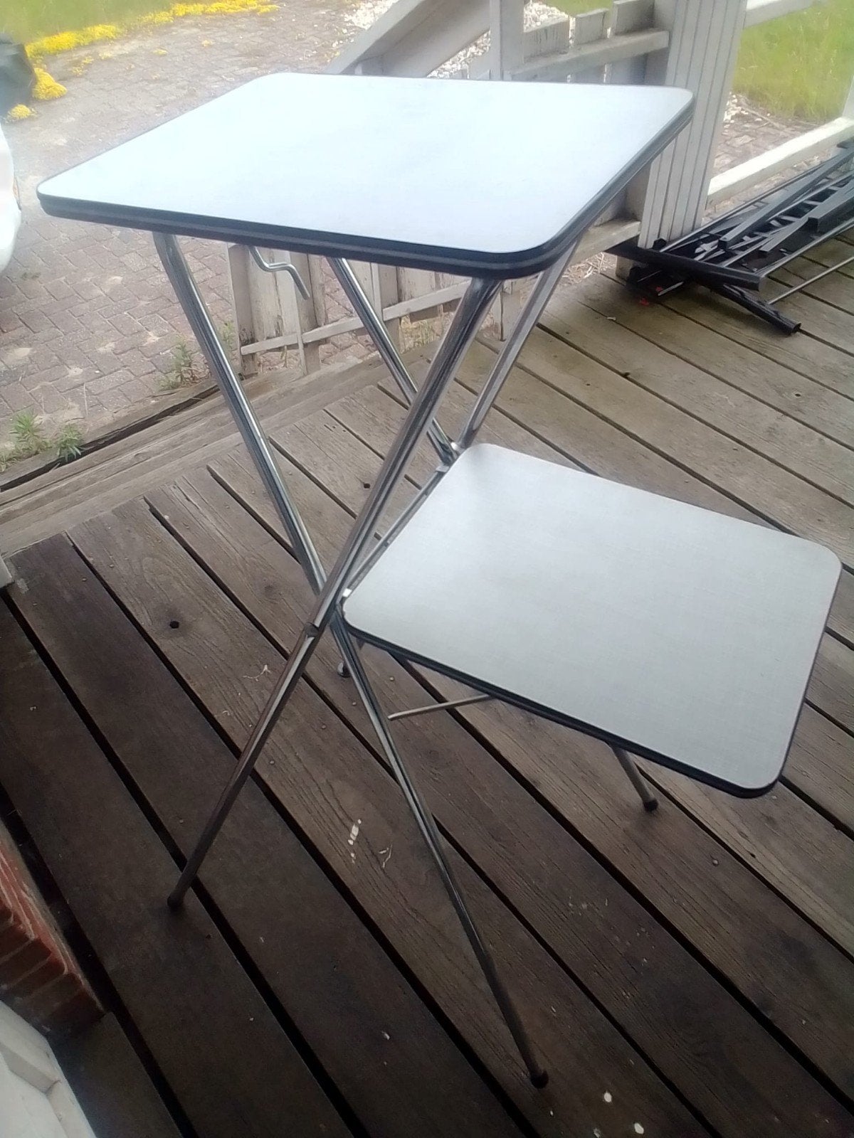 Dia tafel- wit met chroom, Huis en Inrichting, Tafels | Bijzettafels, Minder dan 55 cm, Gebruikt, Modern, functioneel, Metaal of Aluminium