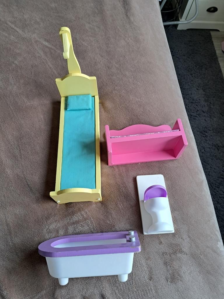 Houten poppenhuis meubels: bed, bank, bad en toilet, Ophalen of Verzenden, Gebruikt, Gebruiksvoorwerp