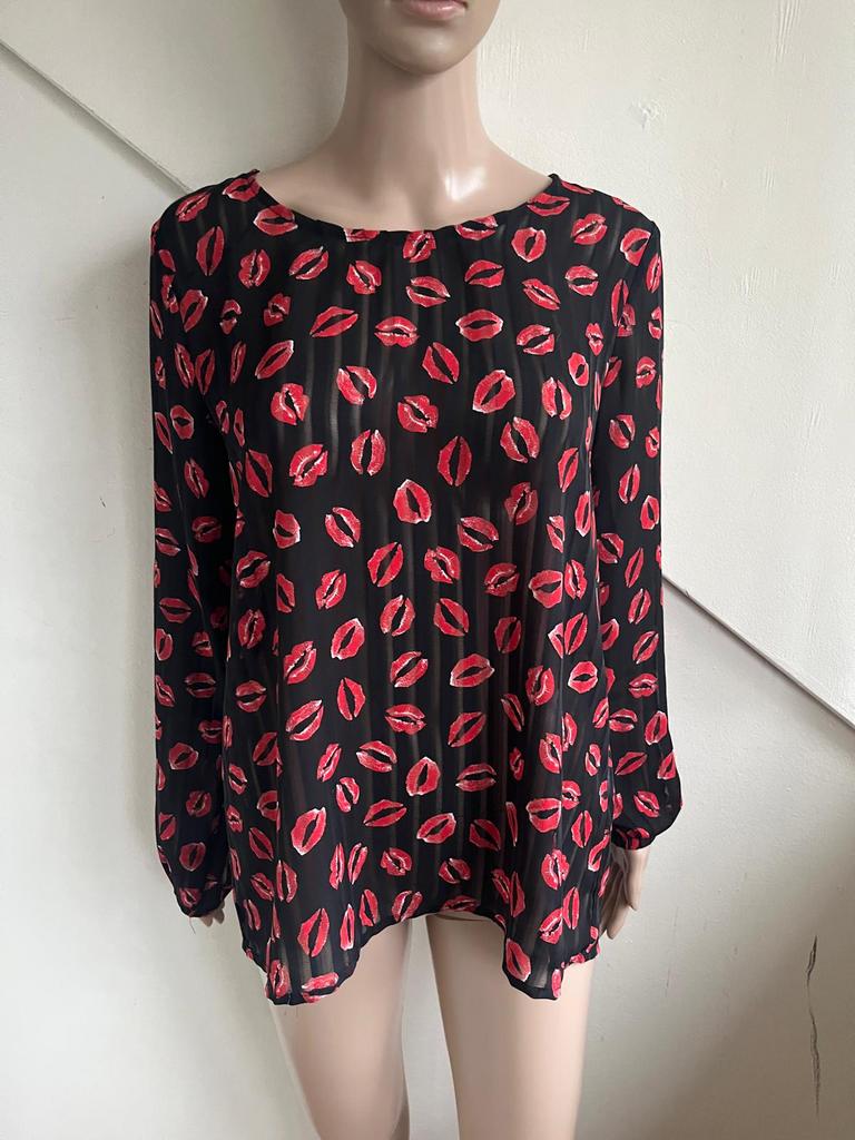 Geisha top maat L zwart rood print lippen mondjes, Maat 38/40 (M), Ophalen of Verzenden, Zo goed als nieuw, Korte mouw