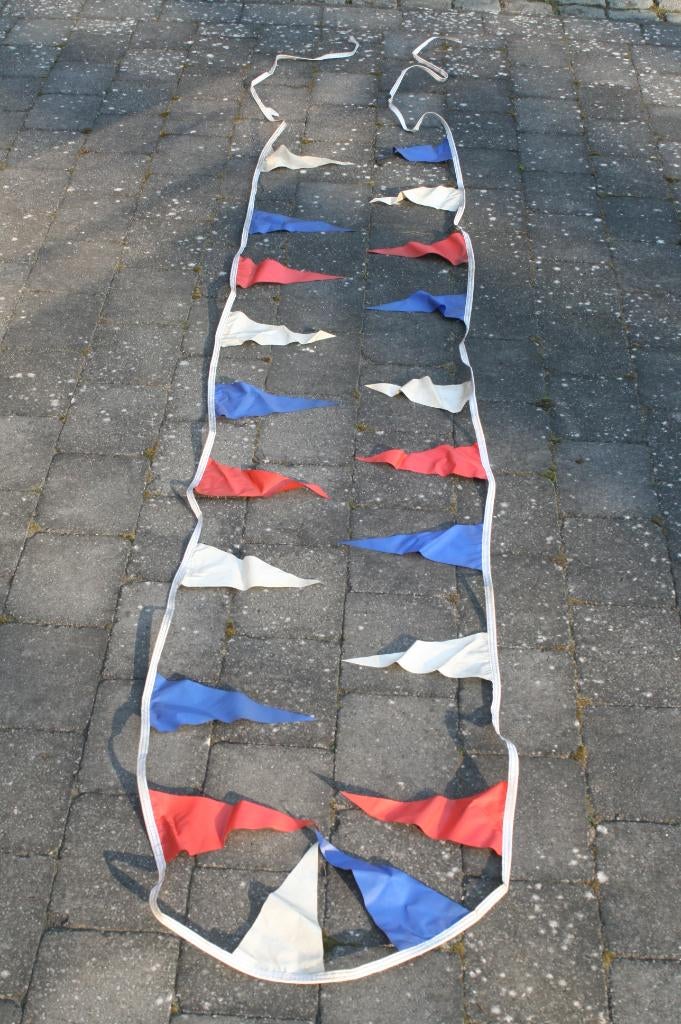 9 meter koord met 20 vlaggetjes van Fina (jaren 70/80), Verzamelen, Ophalen of Verzenden, Gebruikt, Gebruiksvoorwerp