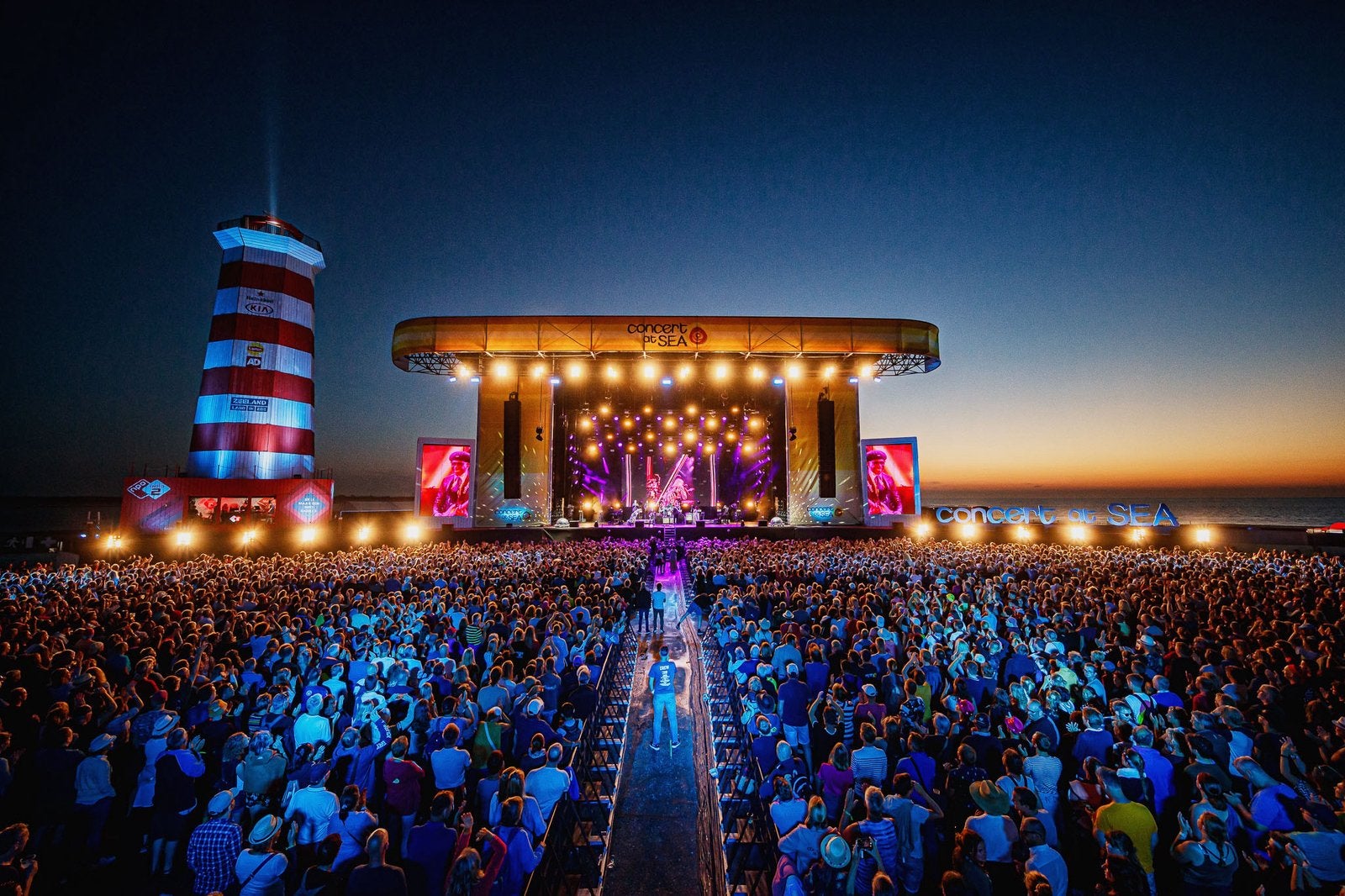 Concert At Sea, Twee personen, Juni