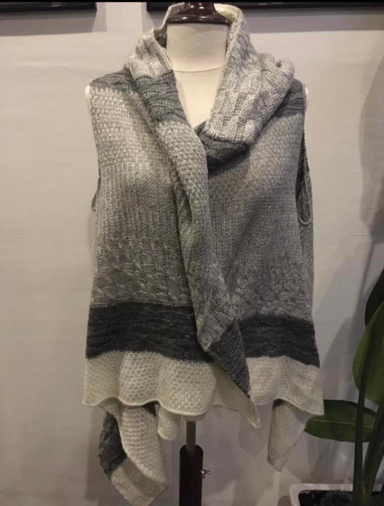 Nieuw omslagdoek wit grijs patroon All size handwerk, Ophalen of Verzenden, Nieuw, Maat 42/44 (L), Overige kleuren