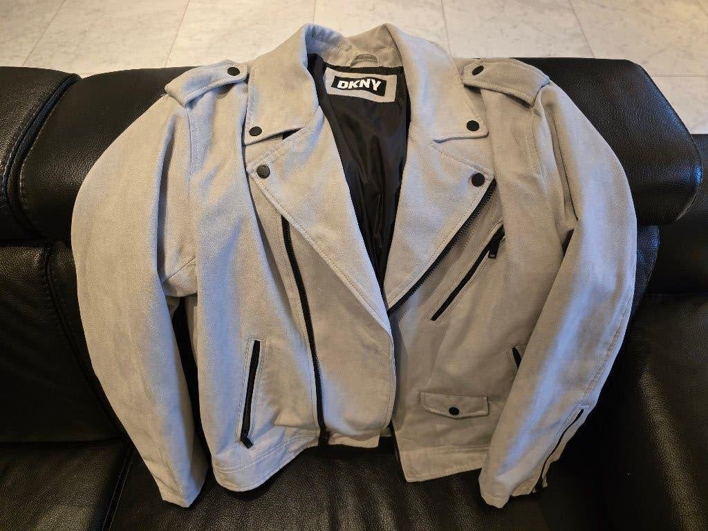 DKNY suède-achtige jas - Ongebruikt, Ophalen, Maat 48/50 (M), Nieuw, DKNY