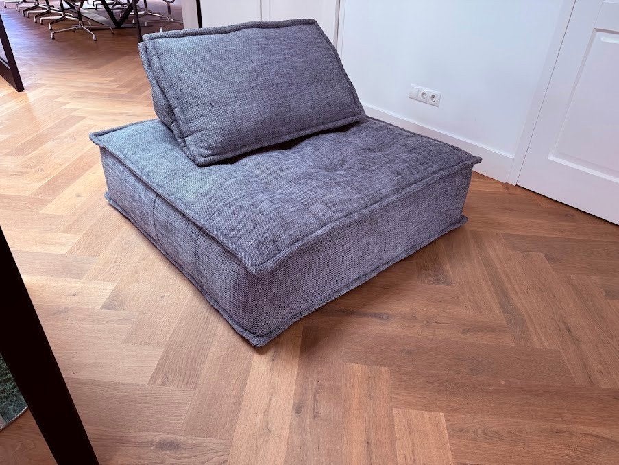 Comfortabele grijze vloerstoel/zitzak met rugleuning, Ophalen of Verzenden, Modern, Lounge, Casual, Zo goed als nieuw, Eén