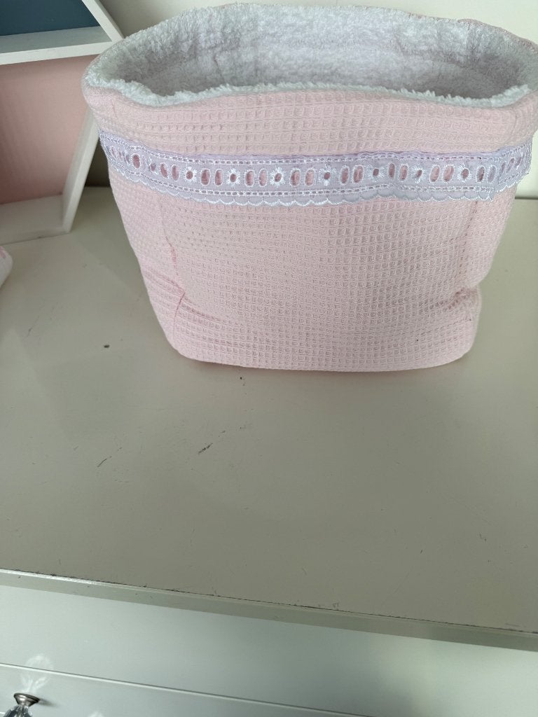 Nieuw Handmade Verzorgingsmand roze wit kant, Ophalen of Verzenden, Nieuw, Aankleedkussen, Overige merken
