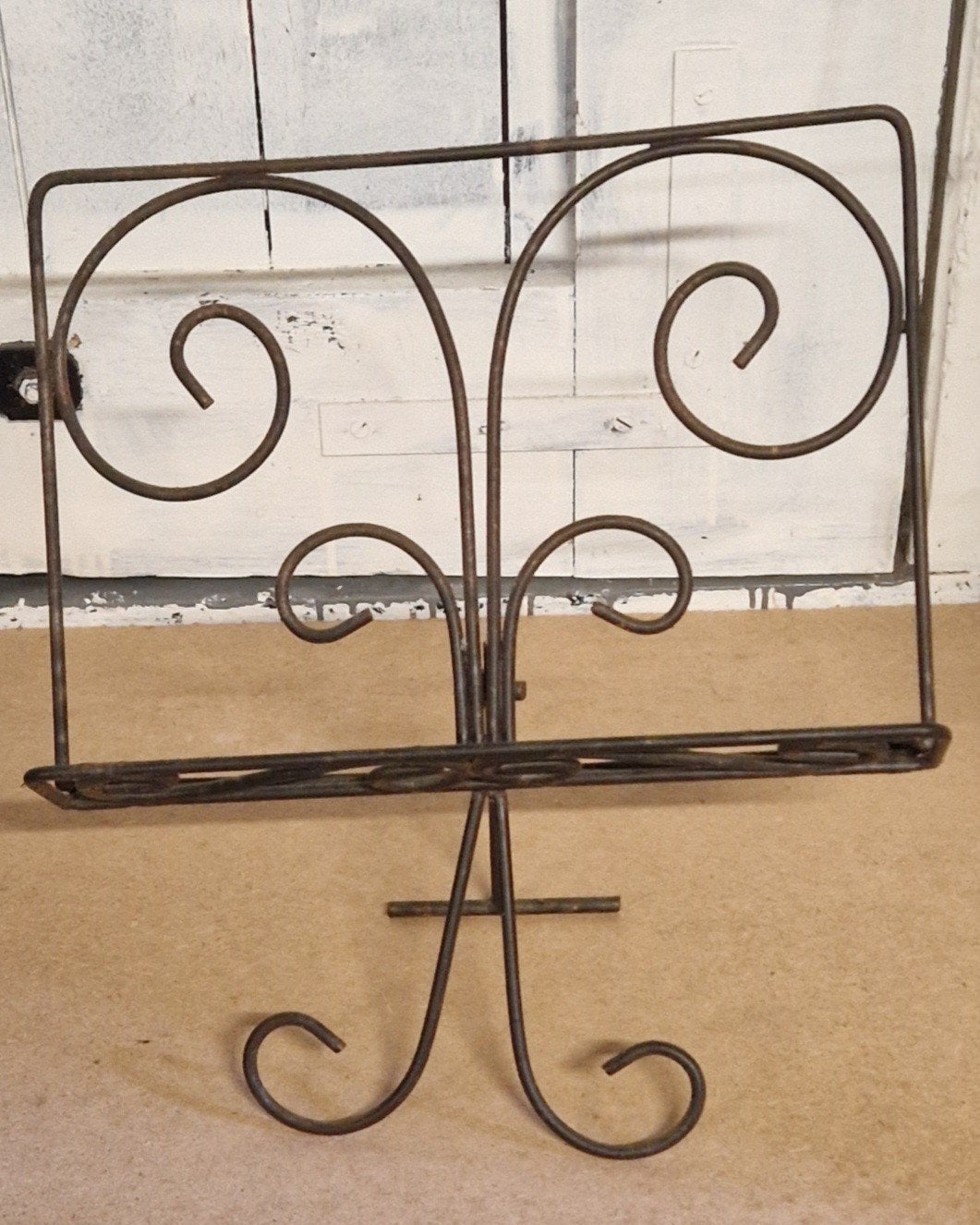 Decoratieve metalen boekenstandaard, Ophalen
