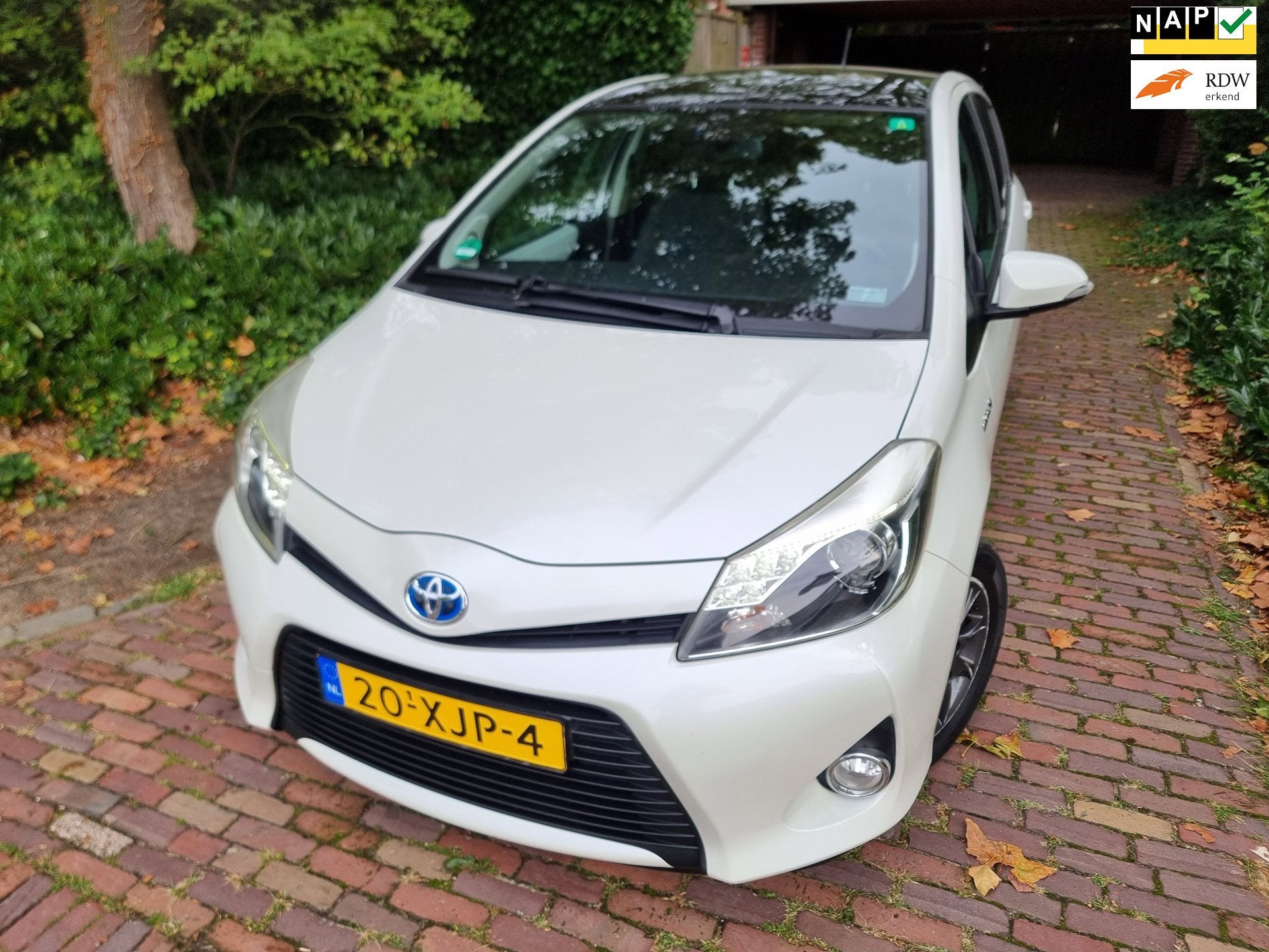 Toyota Yaris 1.5 Full Hybrid Dynamic Pano/Camera/Half leder, Auto's, Euro 5, 1497 cc, Gebruikt, Zwart