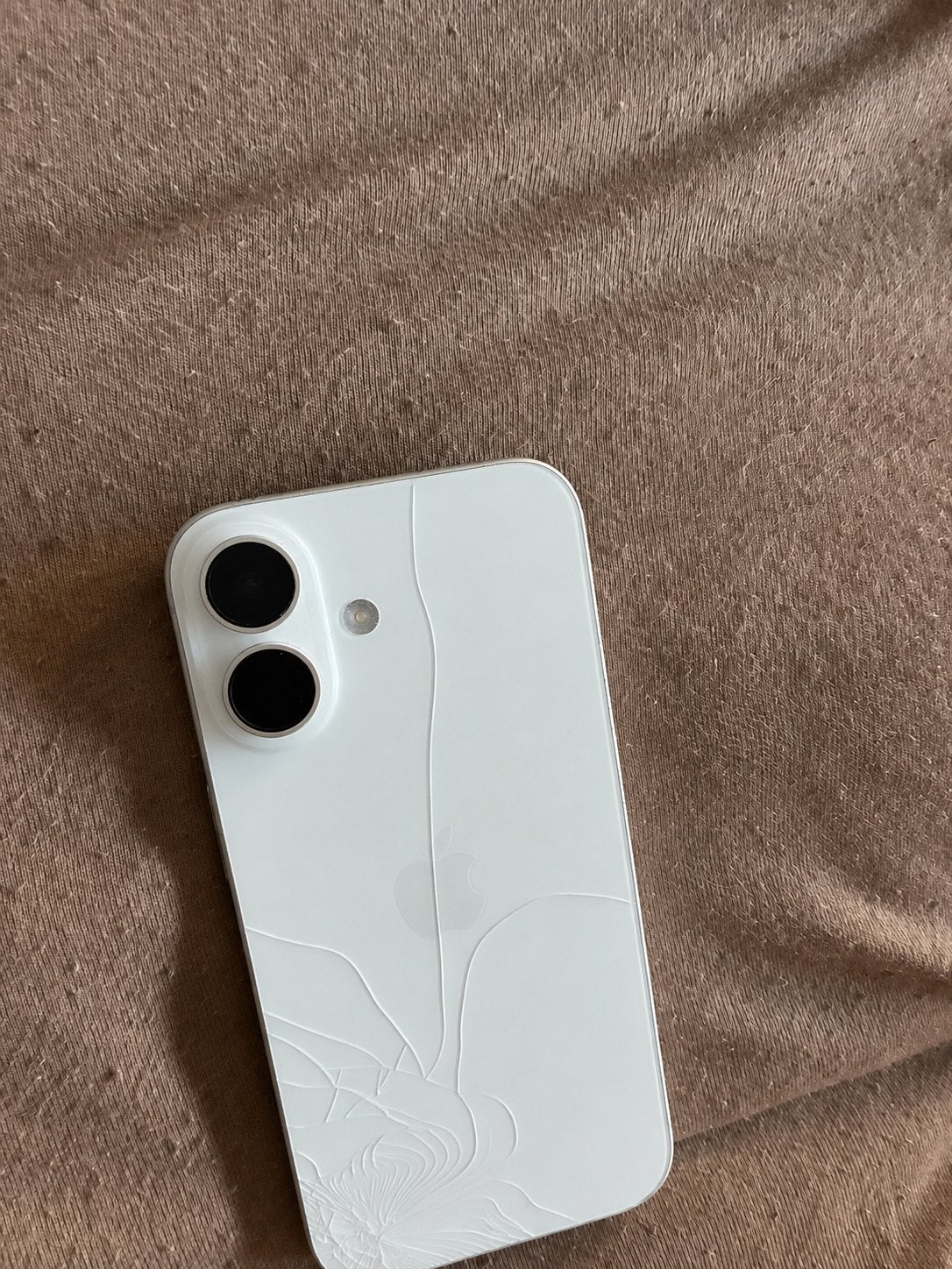 Witte iPhone 16 - Goede staat, barst achterkant, Telecommunicatie, Mobiele telefoons | Apple iPhone, Gebruikt, iPhone 16, Wit