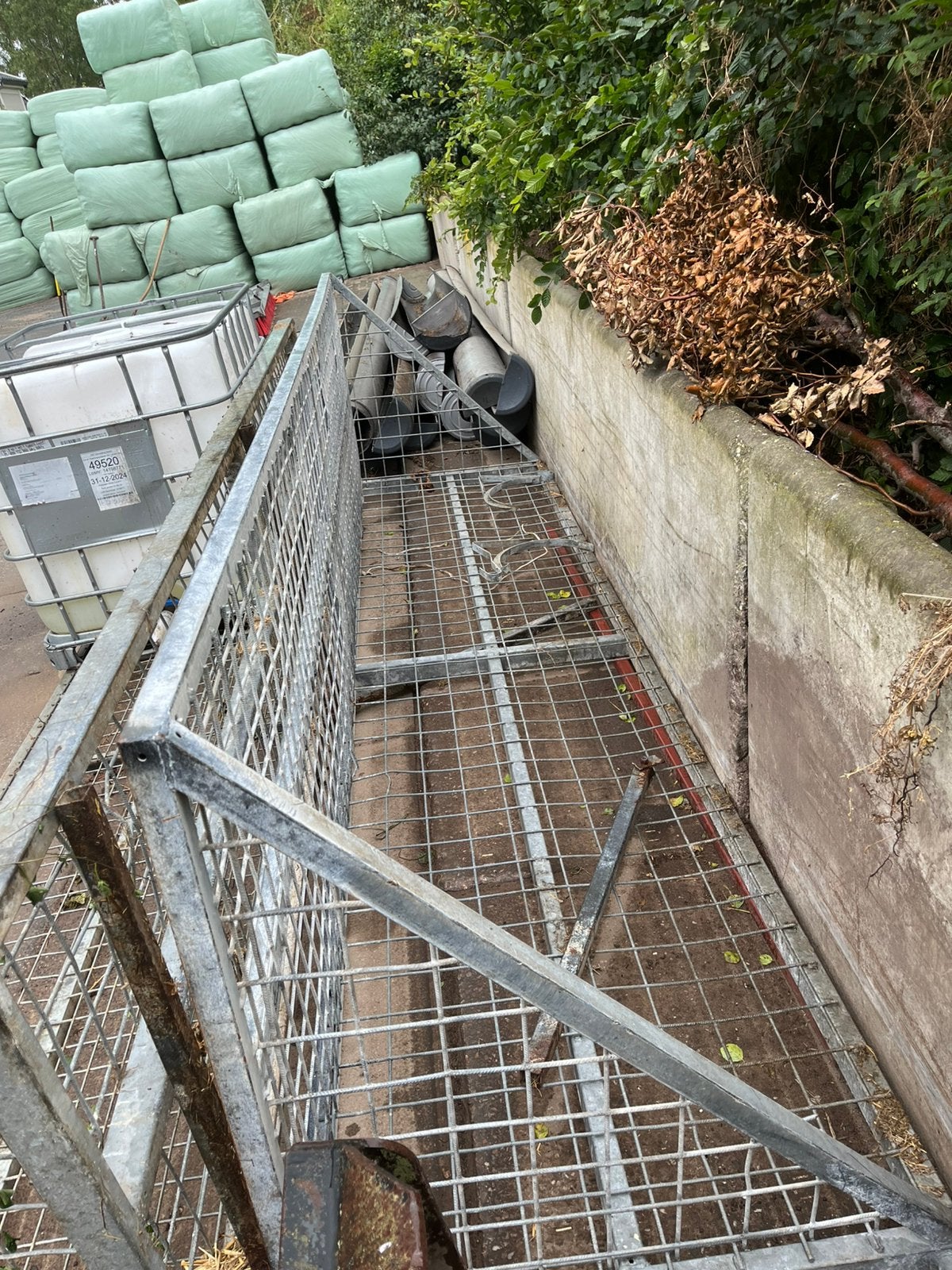 4 Grote robuuste verzinkte hooiruiven.