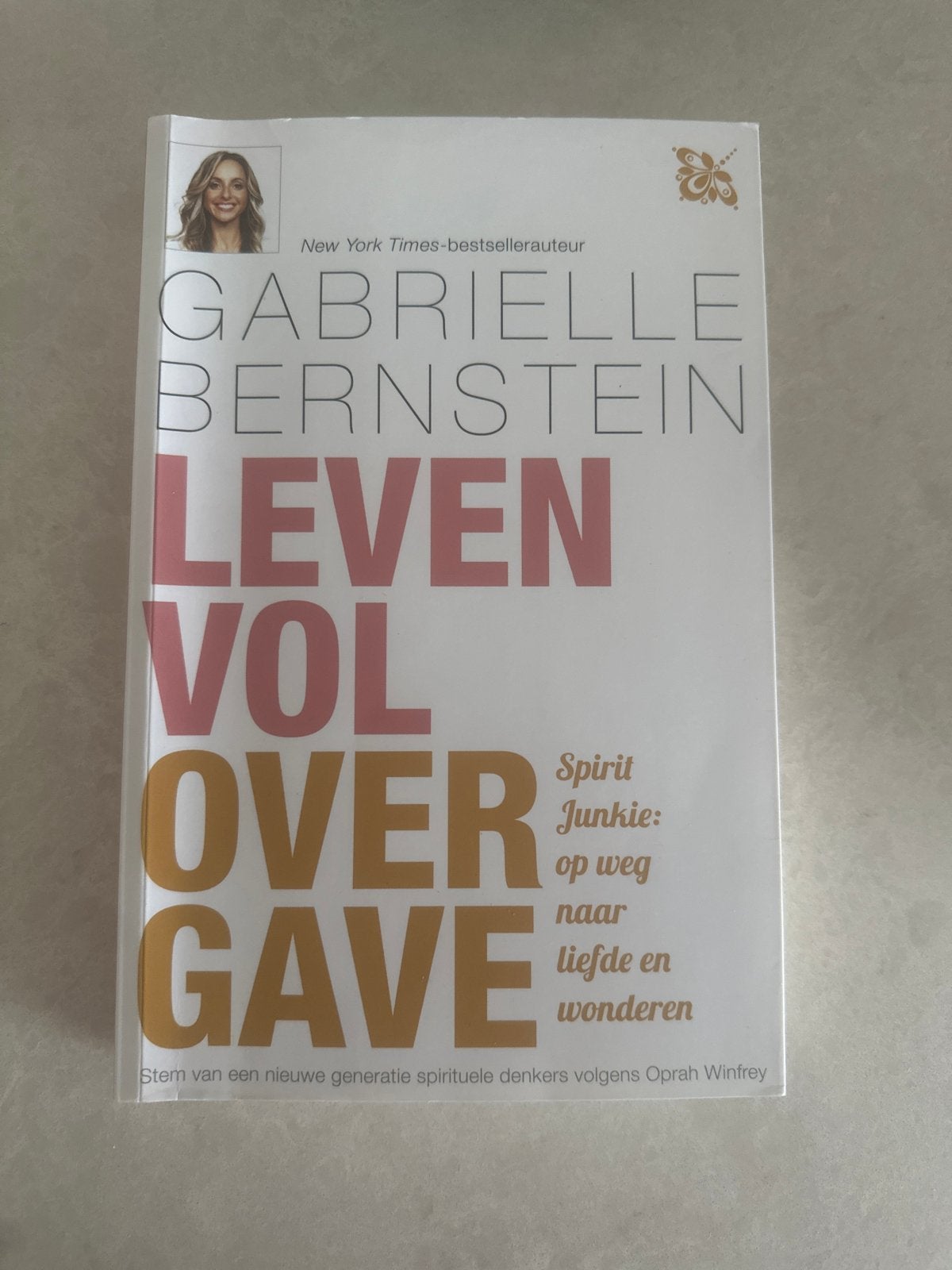 Leven Vol Overgave - Gabrielle Bernstein (Spirit Junkie), Ophalen of Verzenden, Zo goed als nieuw, Spiritualiteit algemeen, Achtergrond en Informatie