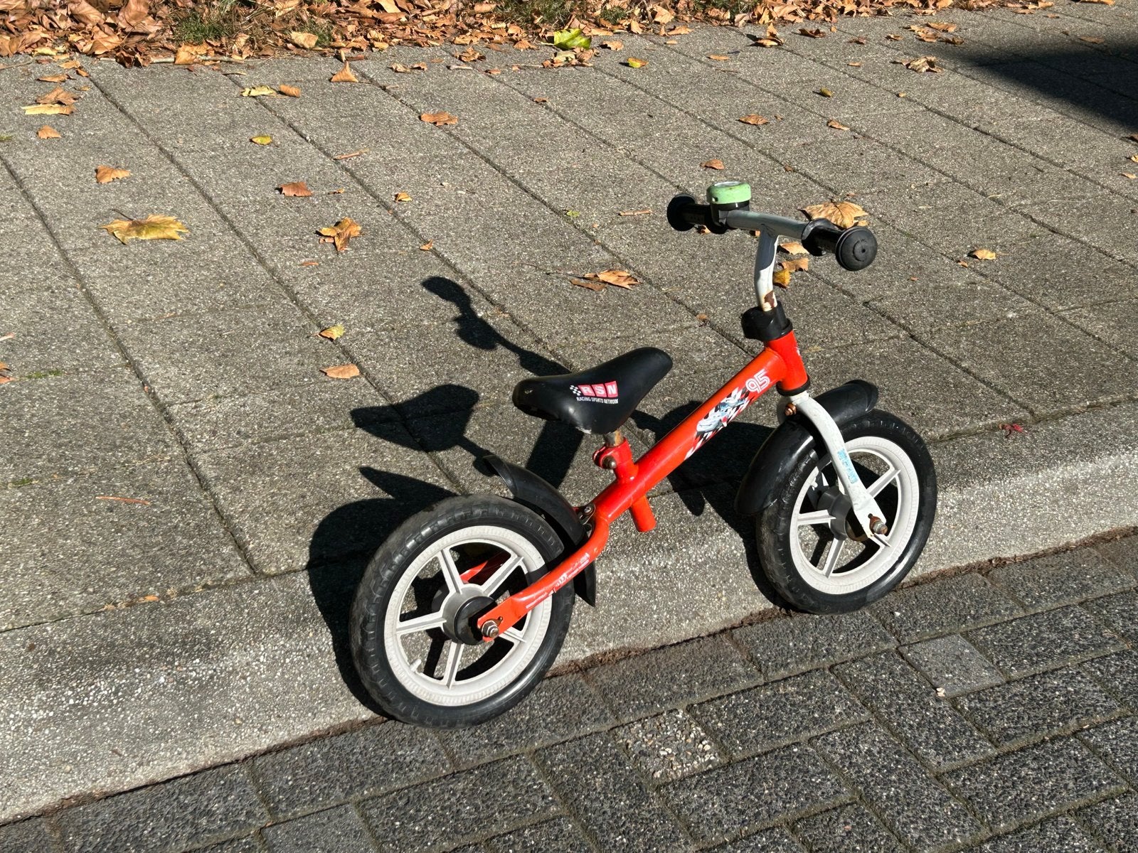 Disney Cars loopfiets rood - Ideaal voor jonge kinderen, Ophalen, Gebruikt, Minder dan 16 inch