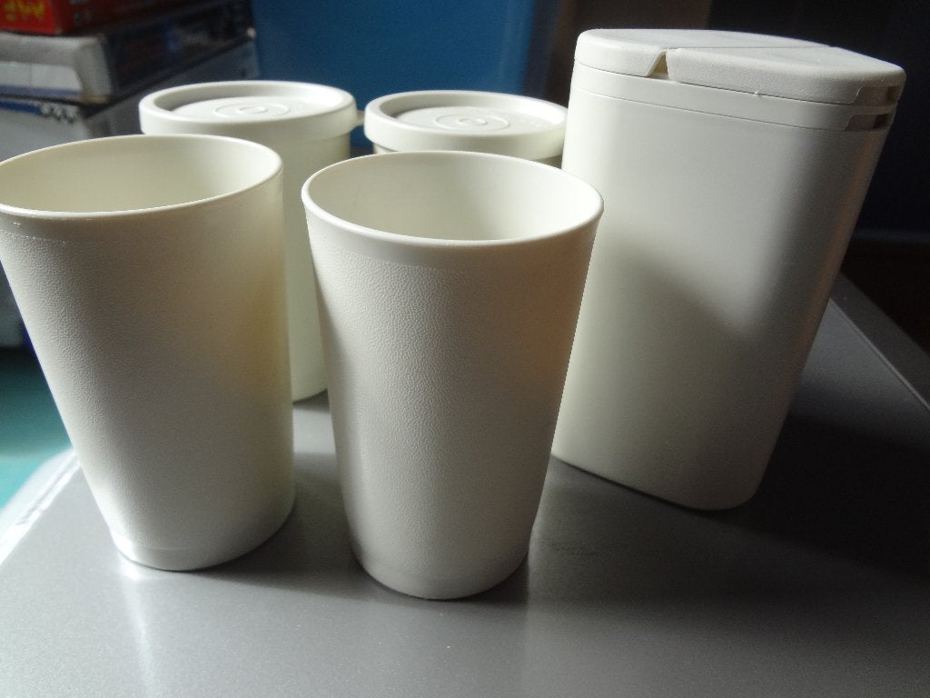 Tupperware 4 bekers, Ophalen of Verzenden, Gebruikt, Crème, Beker of Kan