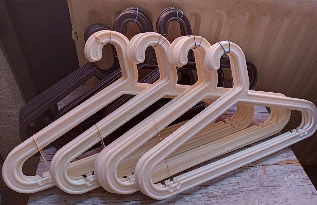 Vintage Ikea Bagis kledinghangers - 22x wit, 12x zwart, Ophalen of Verzenden, Gebruikt, Kunststof, Volwassenen