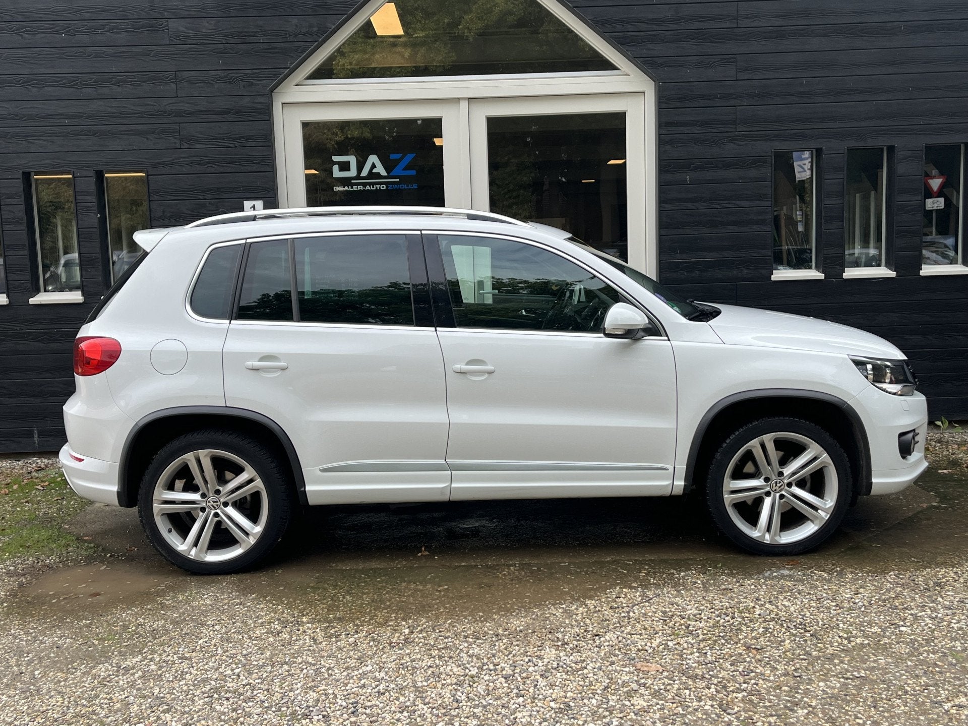 Volkswagen Tiguan 1.4 TSI R-Line Edition Ecc/Navi/Pano/Trekh, Auto's, Voorwielaandrijving, Euro 5, Gebruikt, Zwart