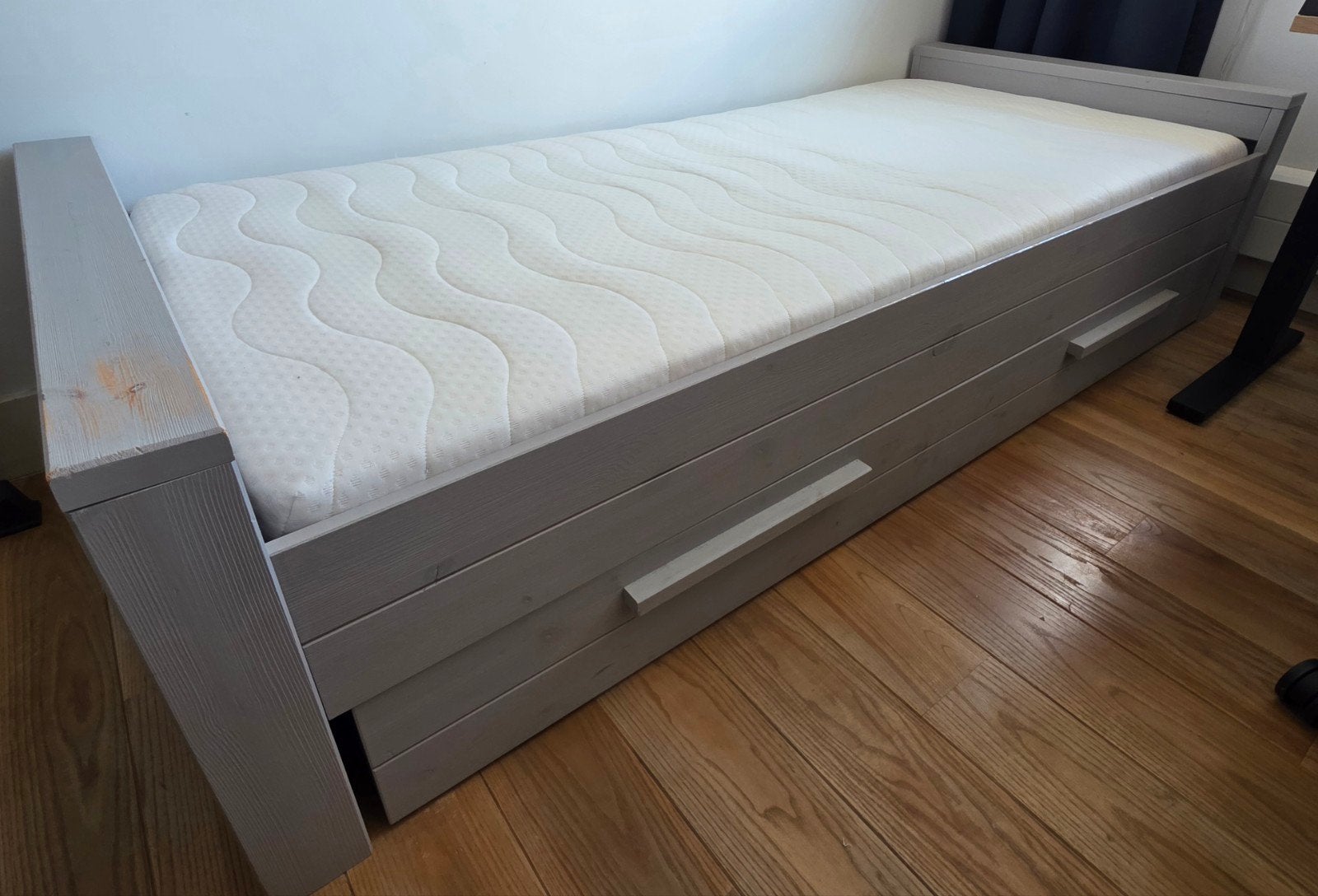WOOOD Dennis Bed 90x200 cm met lade - Betongrijs, Ophalen, Gebruikt