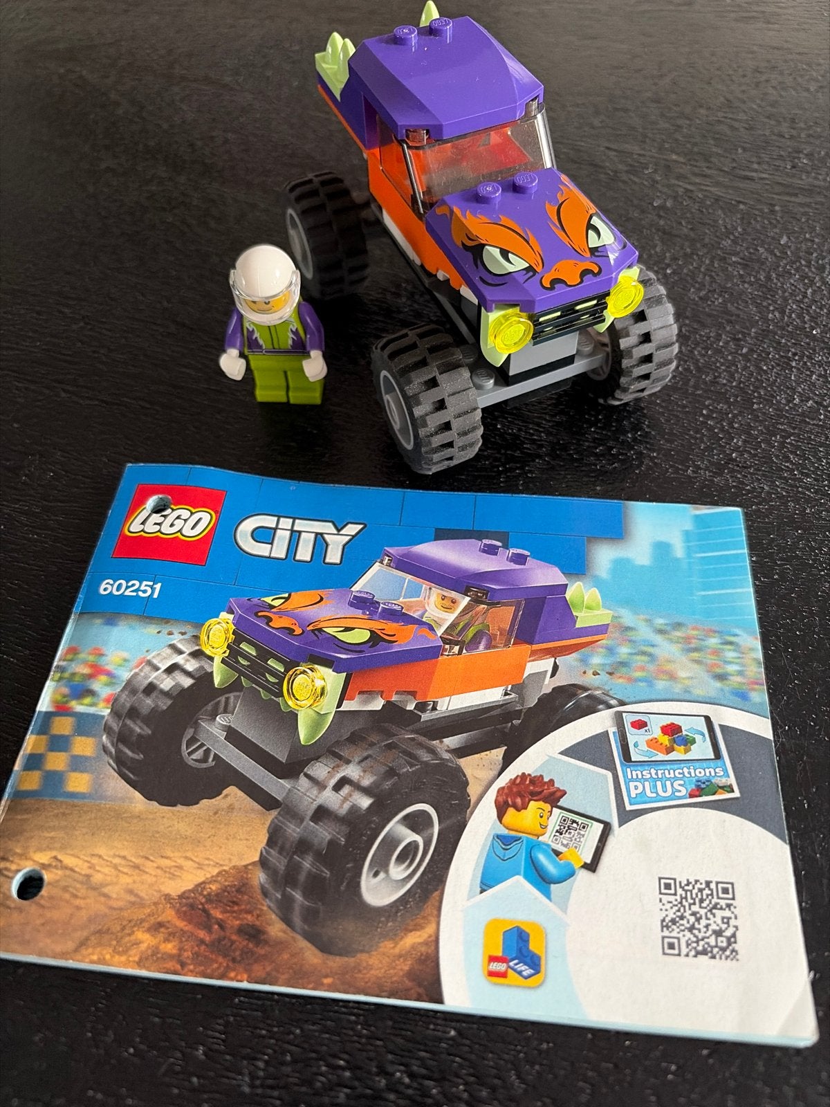 LEGO City 60251 Monstertruck met minifiguur en boekje, Ophalen of Verzenden, Zo goed als nieuw