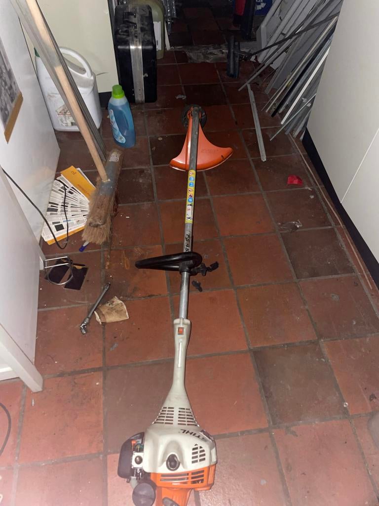 Mooie Stihl bosmaaier a-.- Carburateur moet afgesteld, Tuin en Terras, Ophalen, Zo goed als nieuw, 50 cm of meer, Benzine