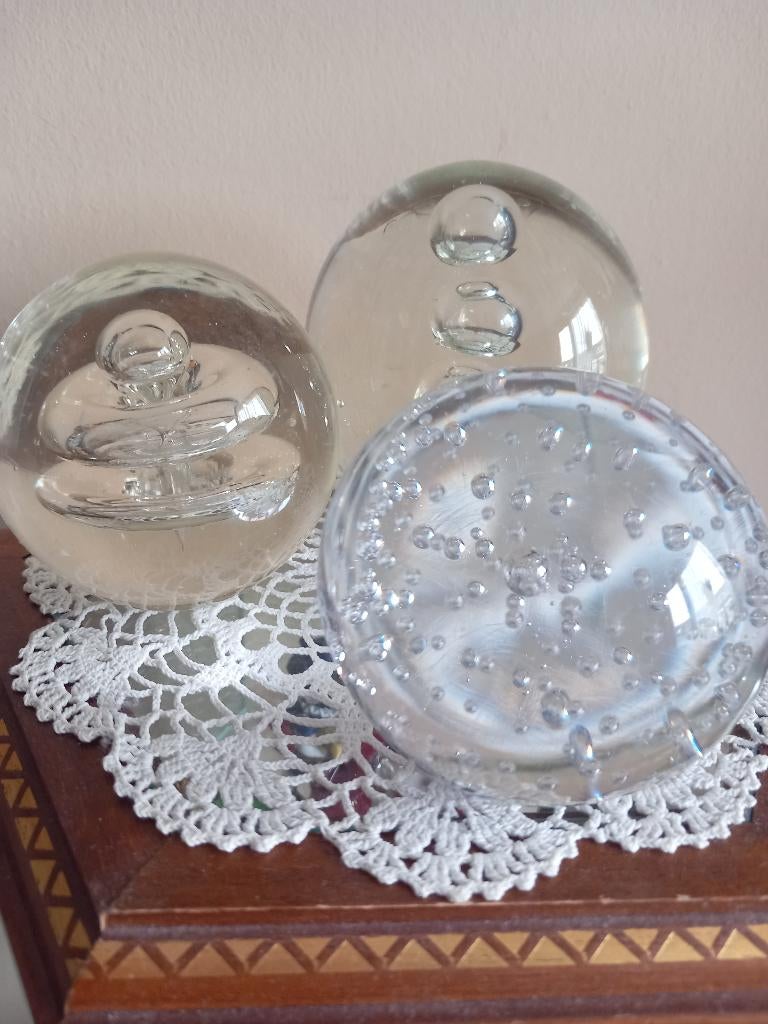 3 Glazen presse papier bollen, Ophalen of Verzenden, Zo goed als nieuw, Glas, Modern