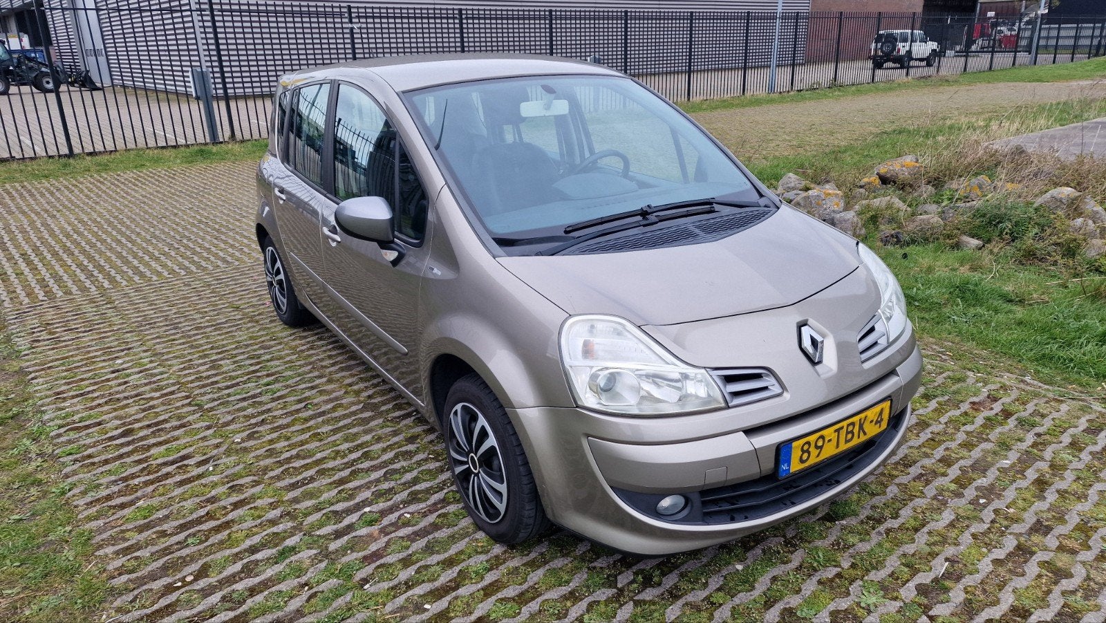 Renault Grand Modus 1.2 16V 2012 Bruin, Auto's, Renault, Voorwielaandrijving, 74 pk, 4 cilinders, Bruin