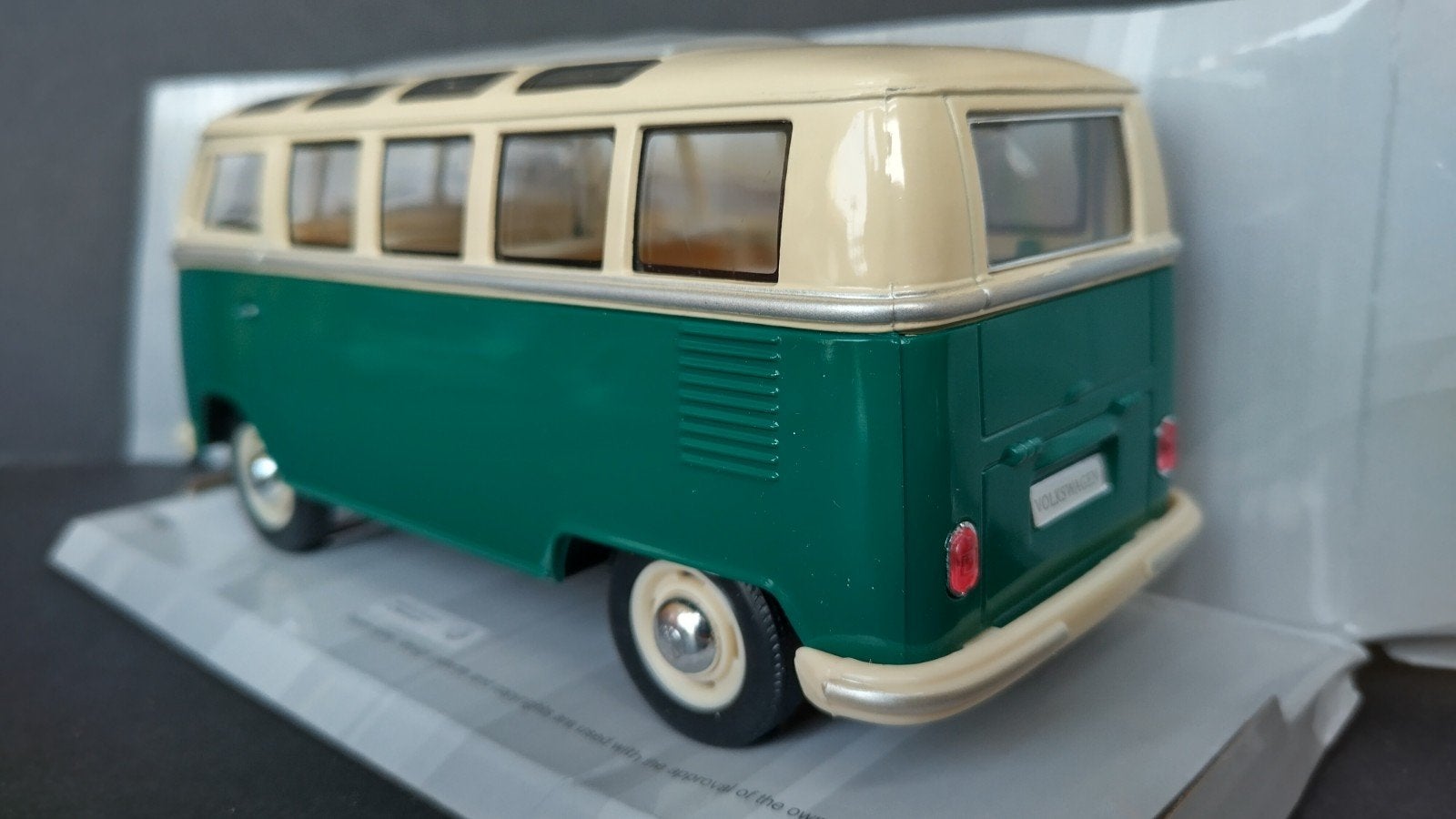 Volkswagen Vw Transporter T1 samba 1:43 Kinsmart Pol, Hobby en Vrije tijd, Overige merken, Auto, ., Nieuw