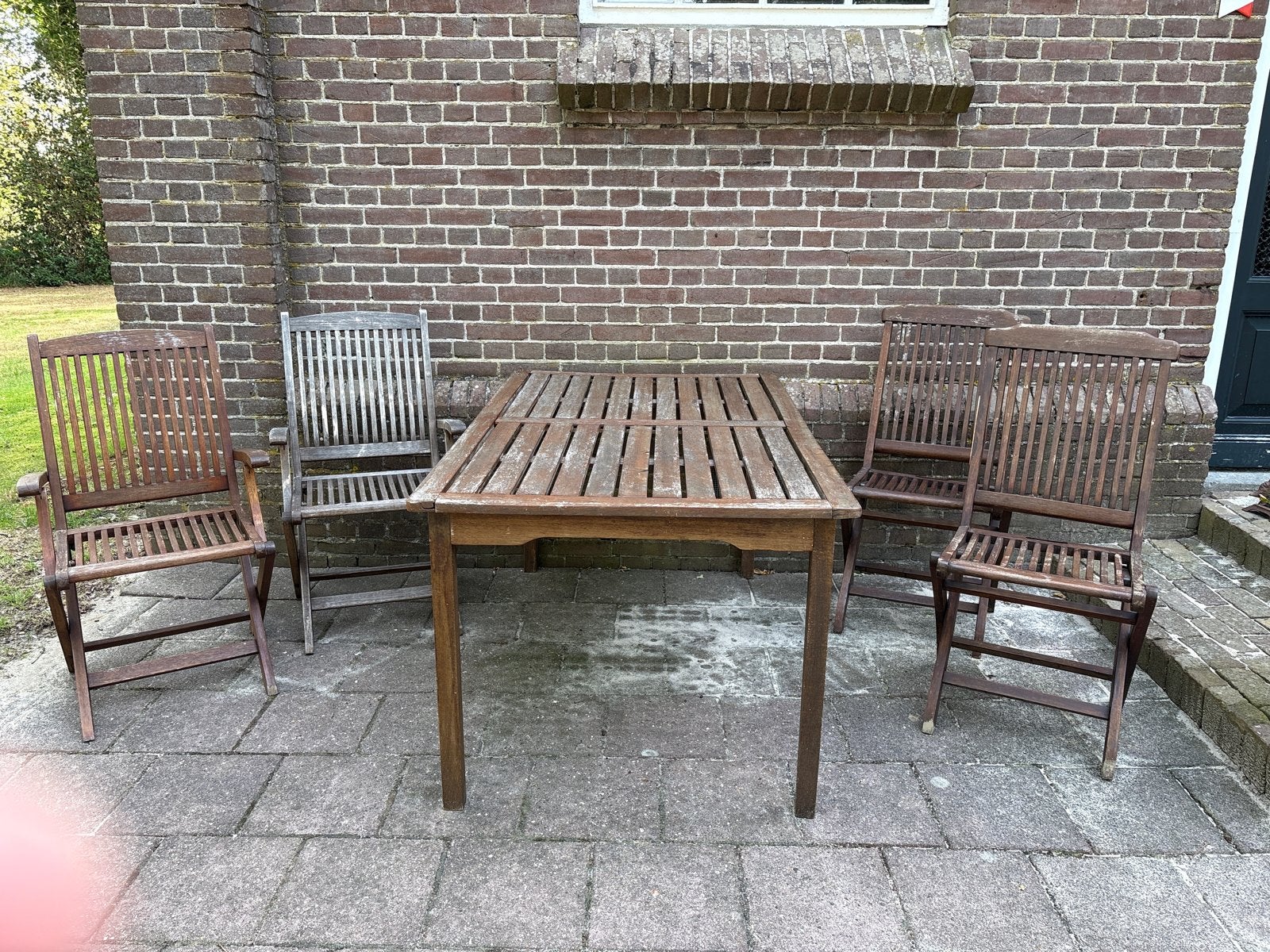 Gratis af te halen: Houten tuintafel met 4 stoelen, Tuin en Terras, Tuintafels, Ophalen, Gebruikt, Rechthoekig, Hout