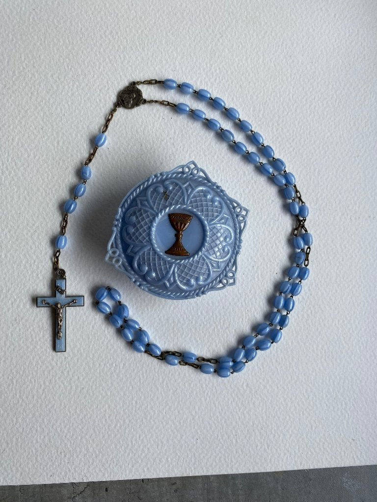 Kunststof communie doosje met Rozekrans blauw, 7 cm, Verzamelen, Ophalen of Verzenden, Zo goed als nieuw, Sieraad, Christendom | Katholiek