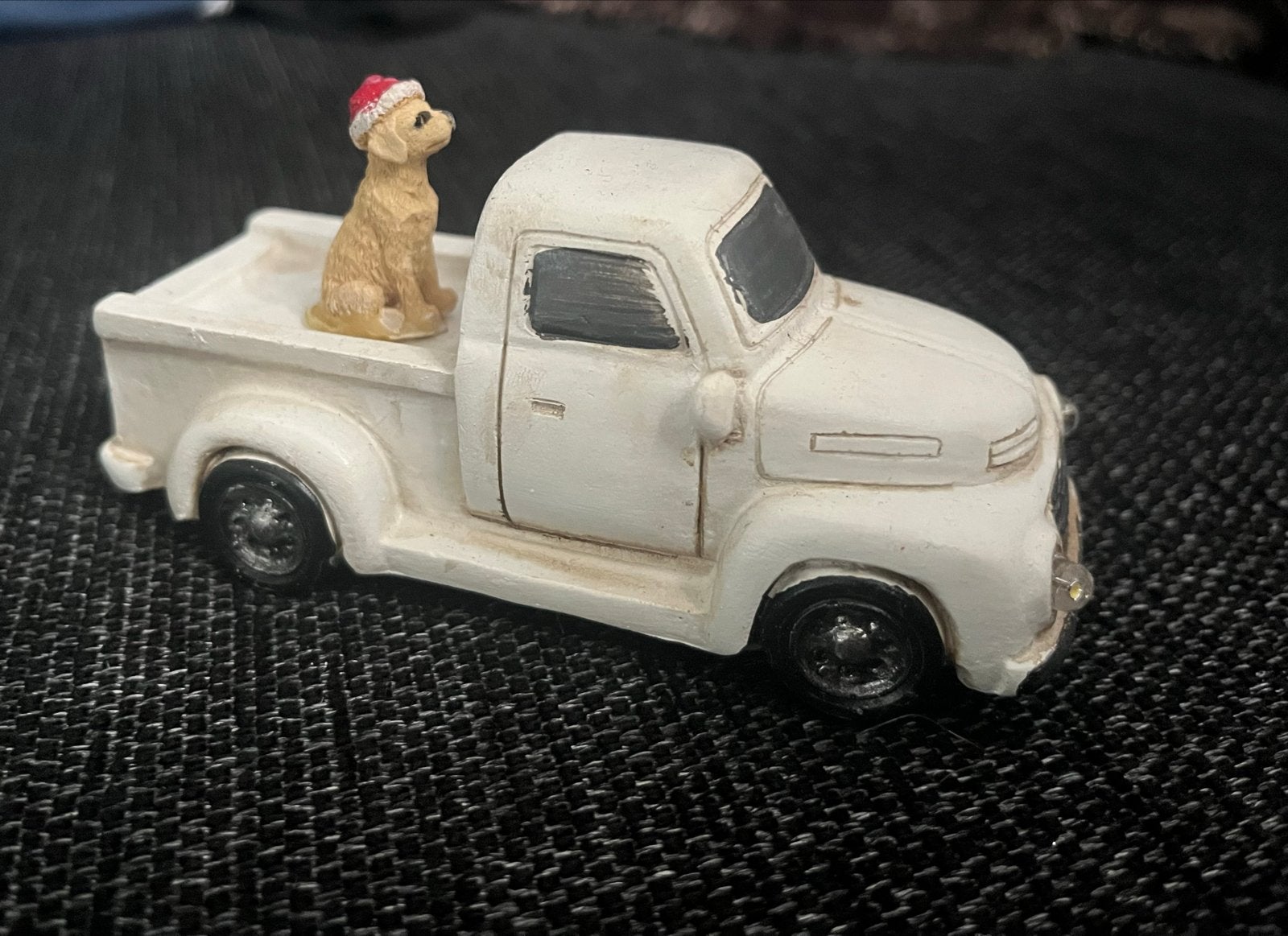 Kerst decoratie: Witte pick-up truck met hondje, Ophalen of Verzenden, Wit, Steen/keramiek, Landelijk