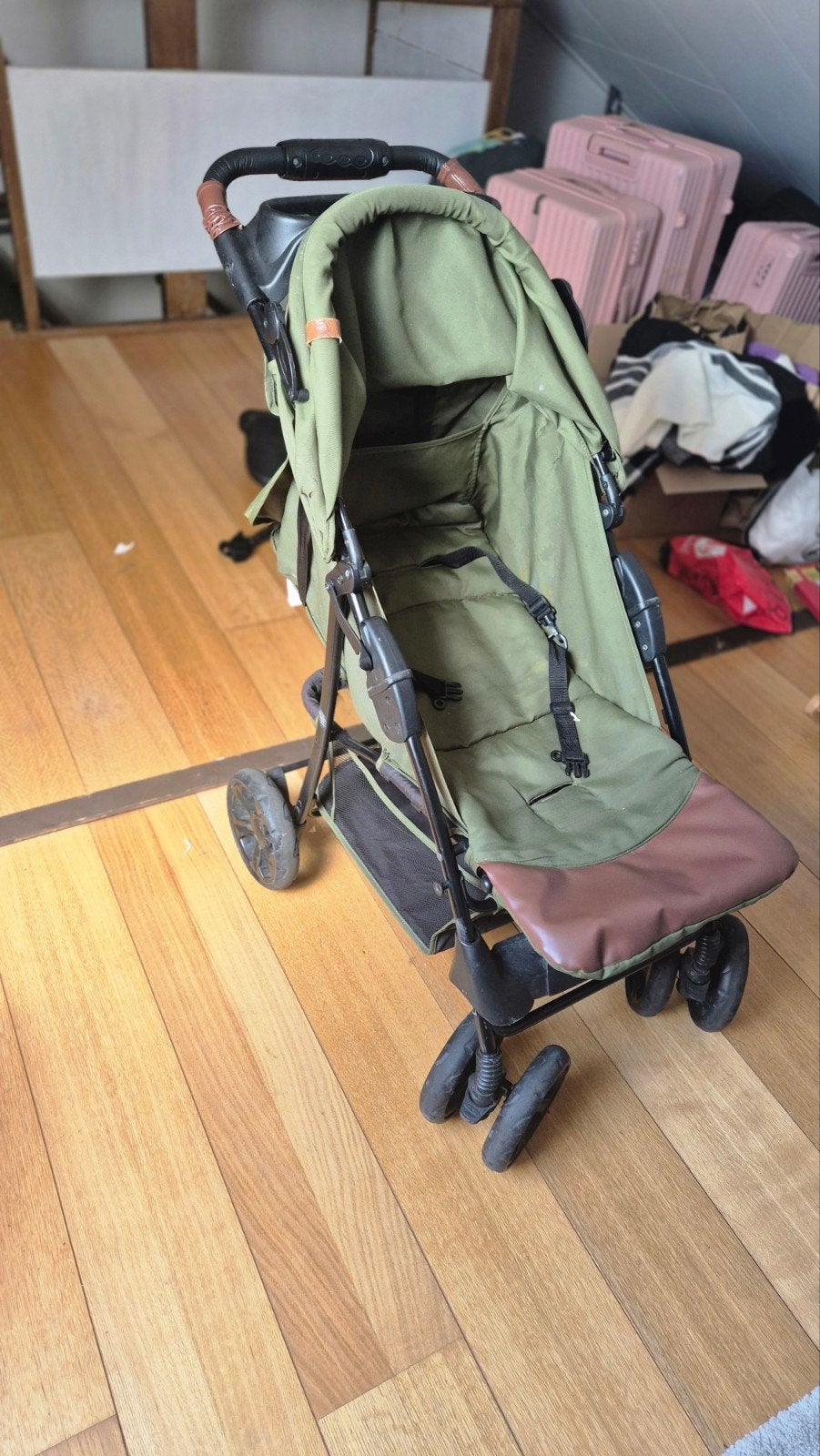 Gratis Groene kinderwagen met bekerhouders, Gebruikt, Verstelbare duwstang, Ophalen, Kinderwagen