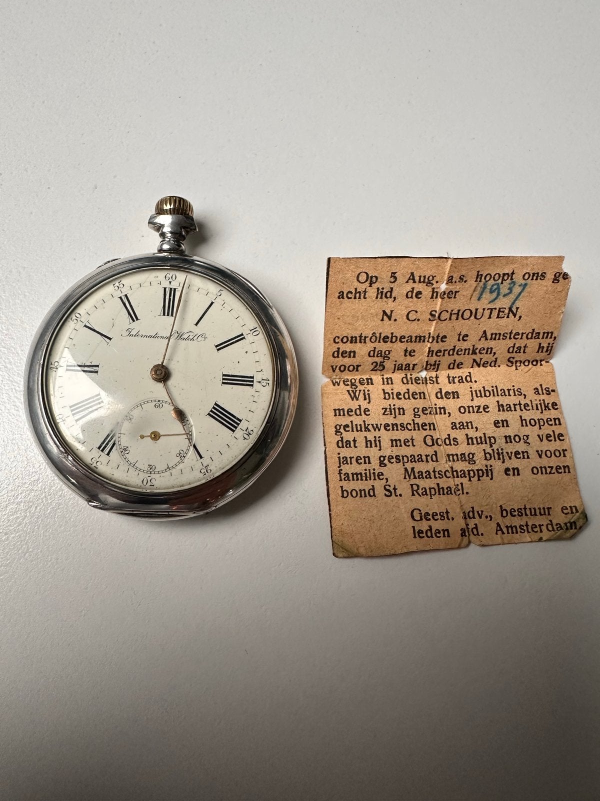 Zilveren IWC jubileum Zakhorloge met krantenknipsel, Overige merken, Zakhorloge, 1930 tot 1960, Ophalen of Verzenden