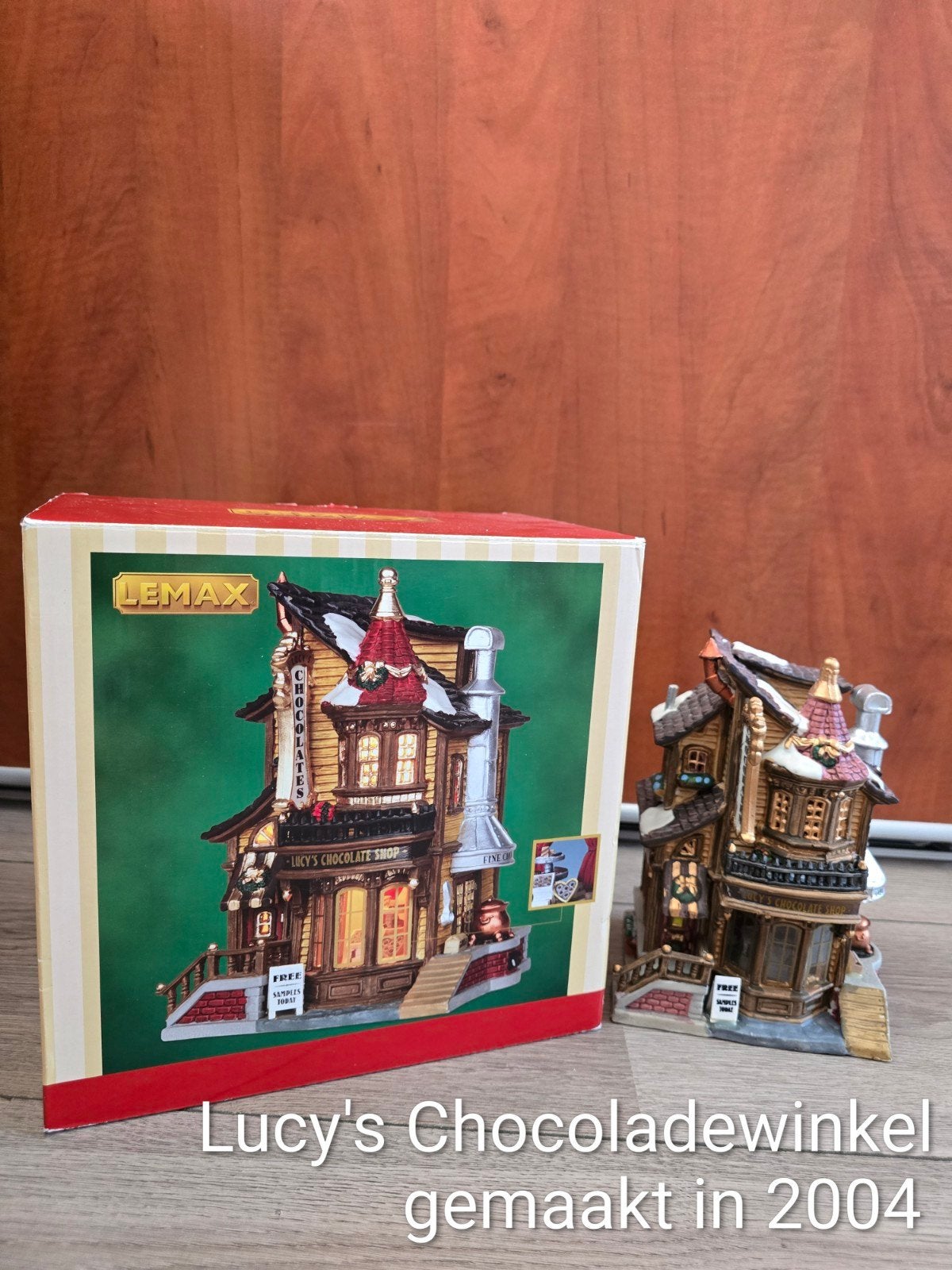 Lemax huisje Lucy's Chocoladewinkel kerst dorp, Diversen, Kerst, Ophalen of Verzenden, Zo goed als nieuw