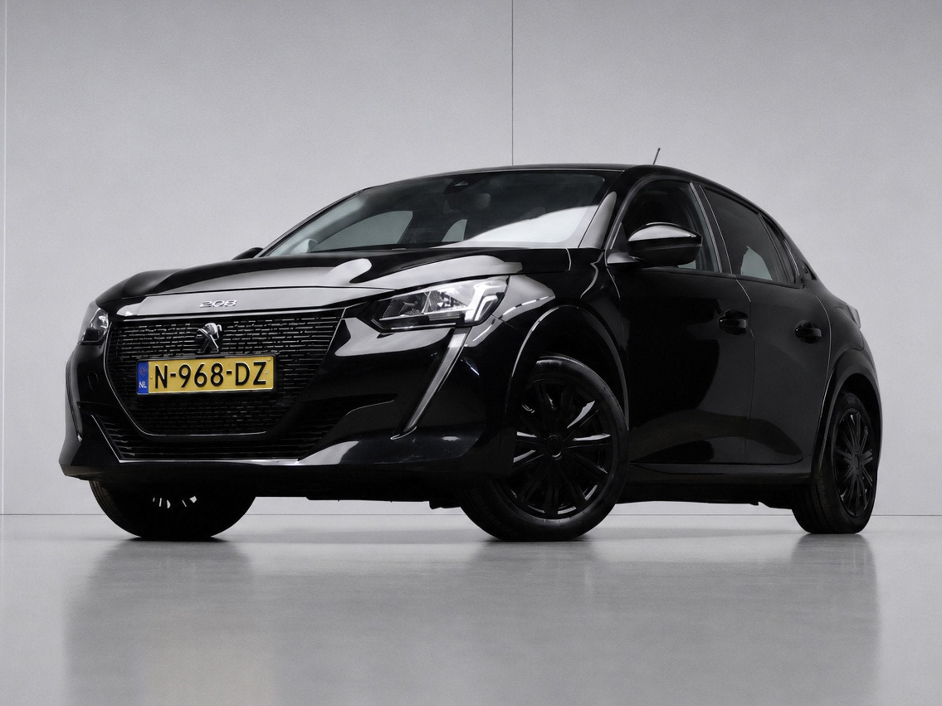 Peugeot E-208 EV Allure 50 kWh SOH 90% (CARPLAY,NAVI,LED,CRU, Auto's, Peugeot, 136 pk, Gebruikt, Zwart, Origineel Nederlands