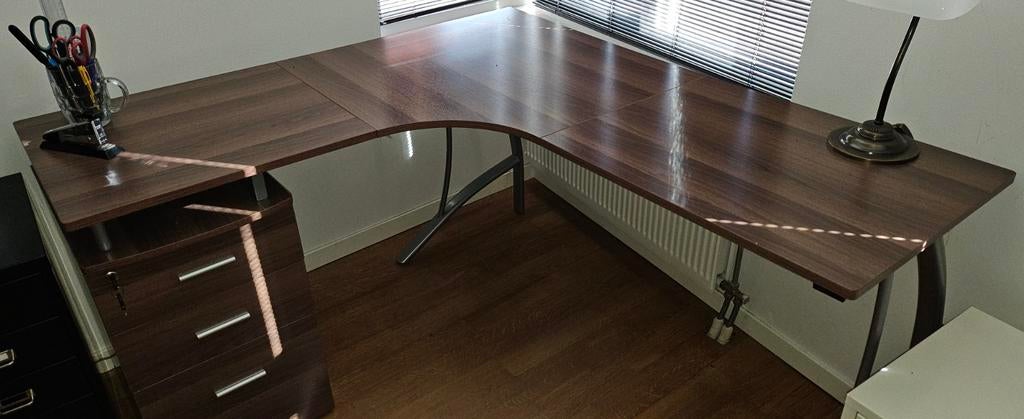 Hoekbureau met afsluitbare ladekastje., Ophalen, Gebruikt