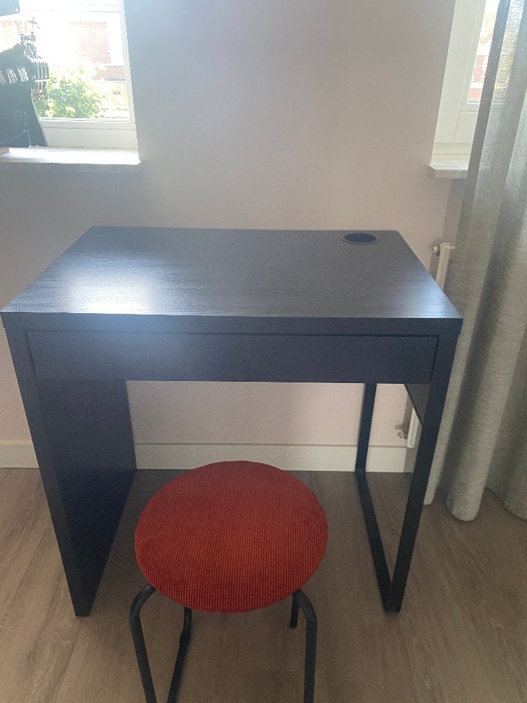 IKEA bureau met kruk, Ophalen, Zwart, Gebruikt, Kabelgoot