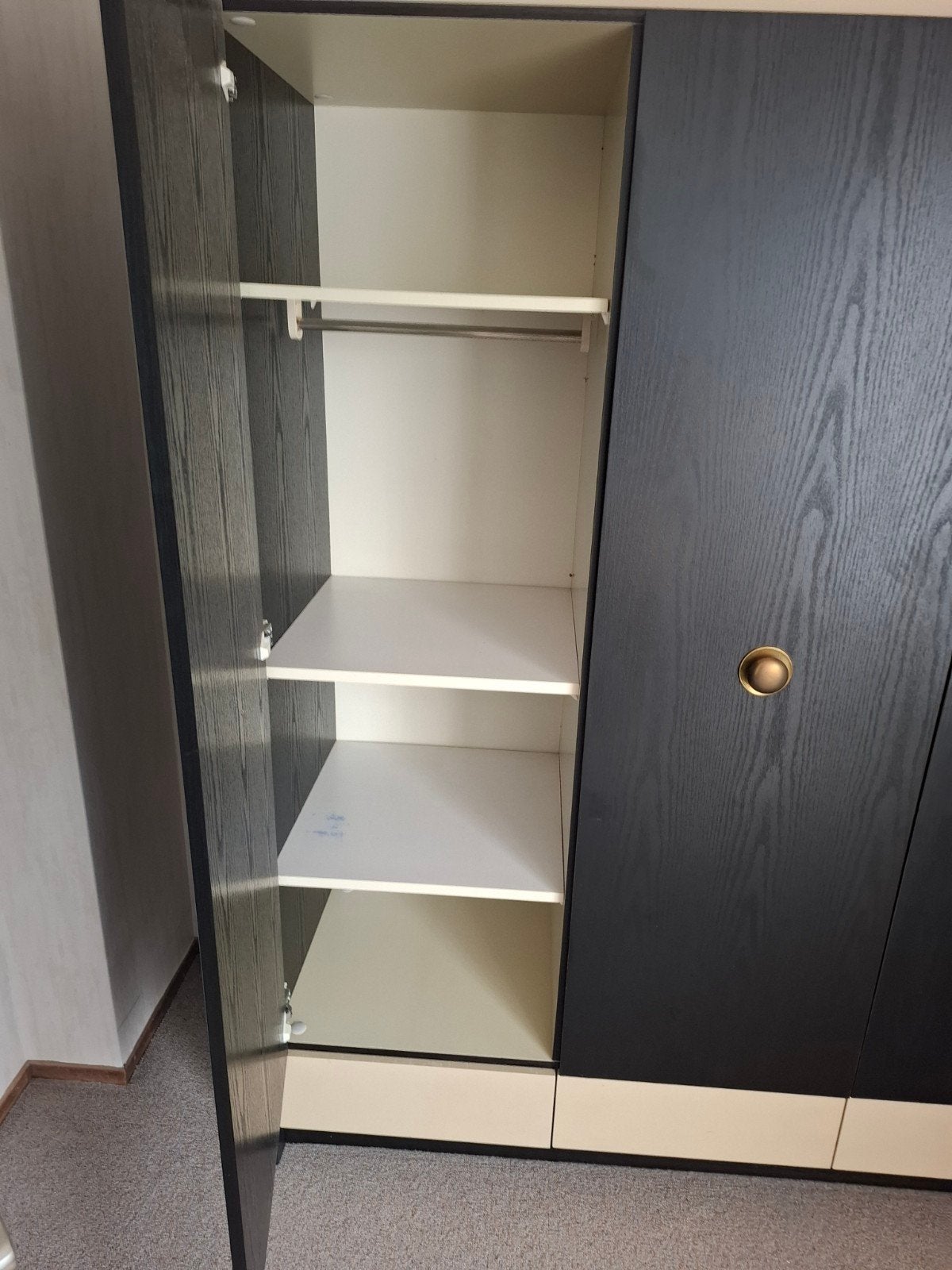 Kledingkast met 3 deuren en lades - Zwart/Crème, Ophalen, Gebruikt, 100 tot 150 cm, Met lade(s)