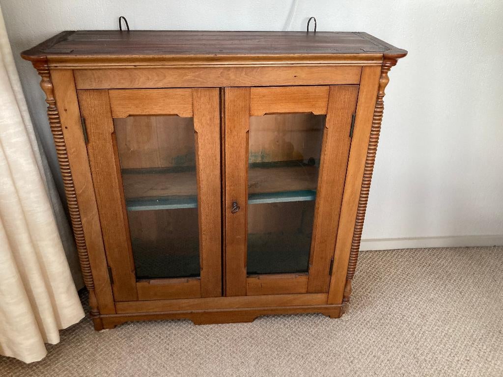 Hout antiek ophangkastje vitrinekastje met 2 glazen deurtjes, Ophalen, 50 tot 100 cm, Glas, Biedermeier