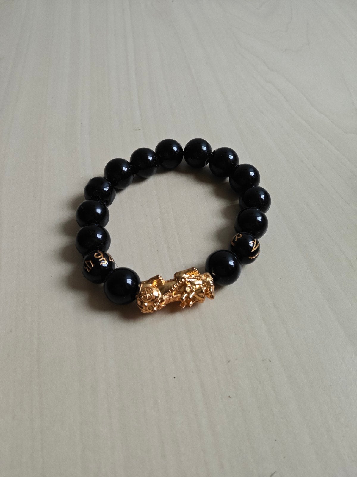 Zwarte kralenarmband met gouden draak, Ophalen of Verzenden, Zo goed als nieuw, Zwart, Overige materialen