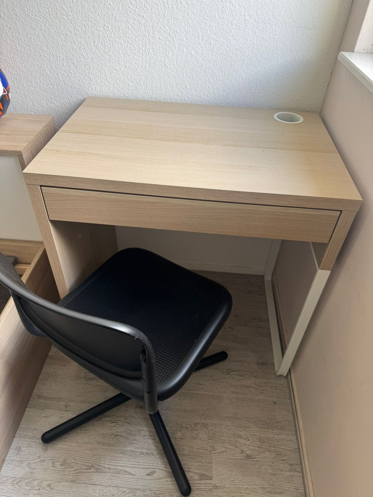 Compact bureau met lade en kabeldoorvoer en bureaustoel, Huis en Inrichting, Bureaus, Ophalen, Gebruikt, Overige merken, Computerbureau