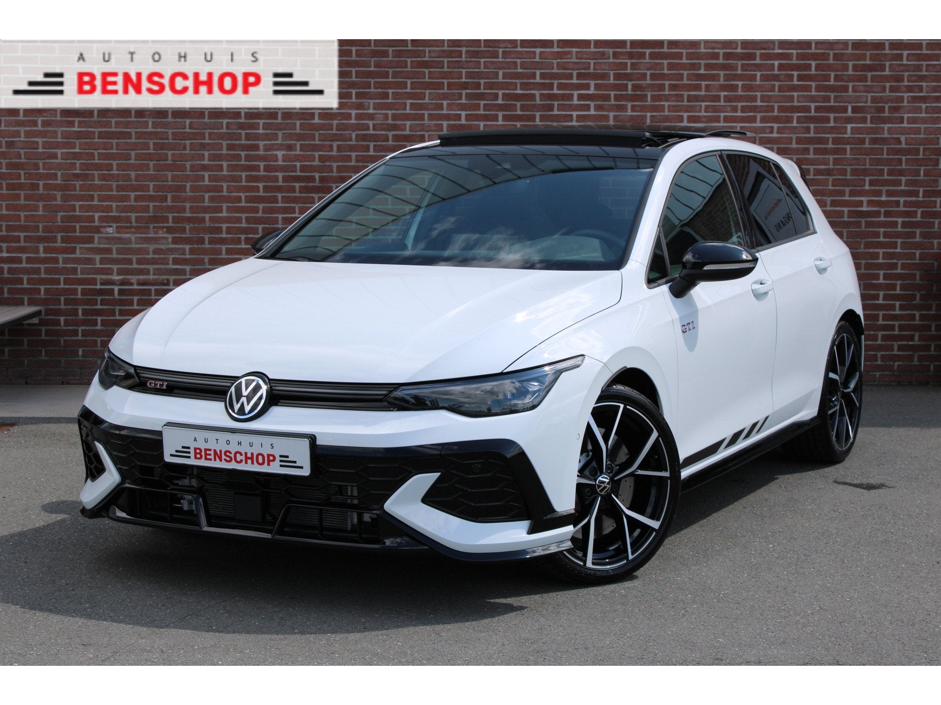 Volkswagen Golf 2.0 TSI 300PK GTI CLUBSPORT |AKRAPOVIC|PANO-, Auto's, Dealer onderhouden, Gebruikt, Zwart, 4 cilinders