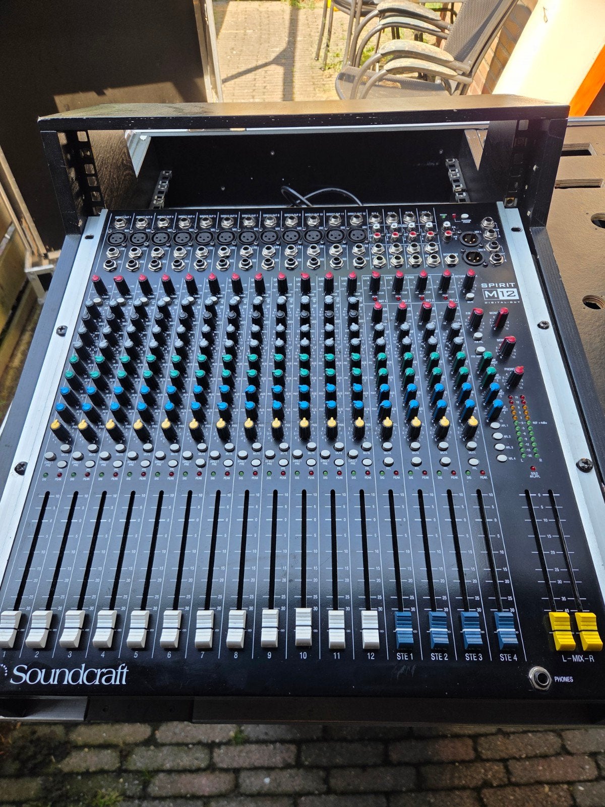 Soundcraft Spirit M12 mengpaneel met flightcase en doghouse, Muziek en Instrumenten, Mengpanelen, Ophalen