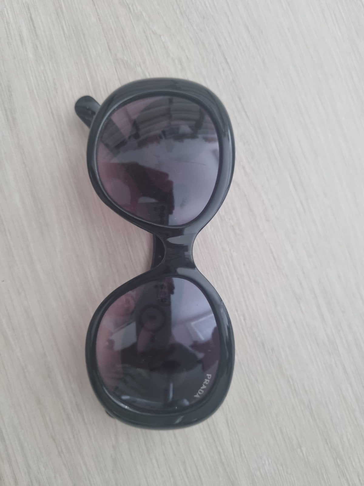Prada Zonnebril met Uniek Krulontwerp - Zwart, Ophalen of Verzenden, Nieuw, Zwart, Prada