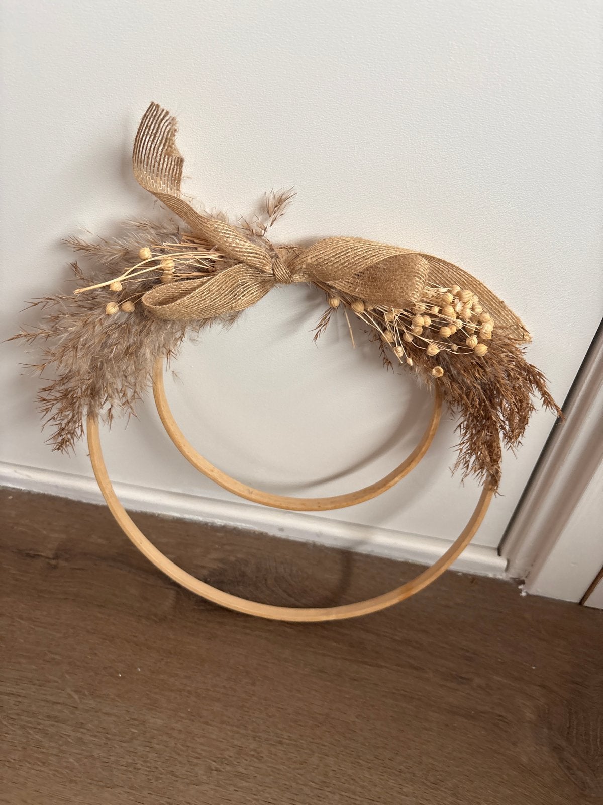 Decoratieve ring met droogbloemen en jute strik, Hout, Ophalen of Verzenden, Bruin, Landelijk