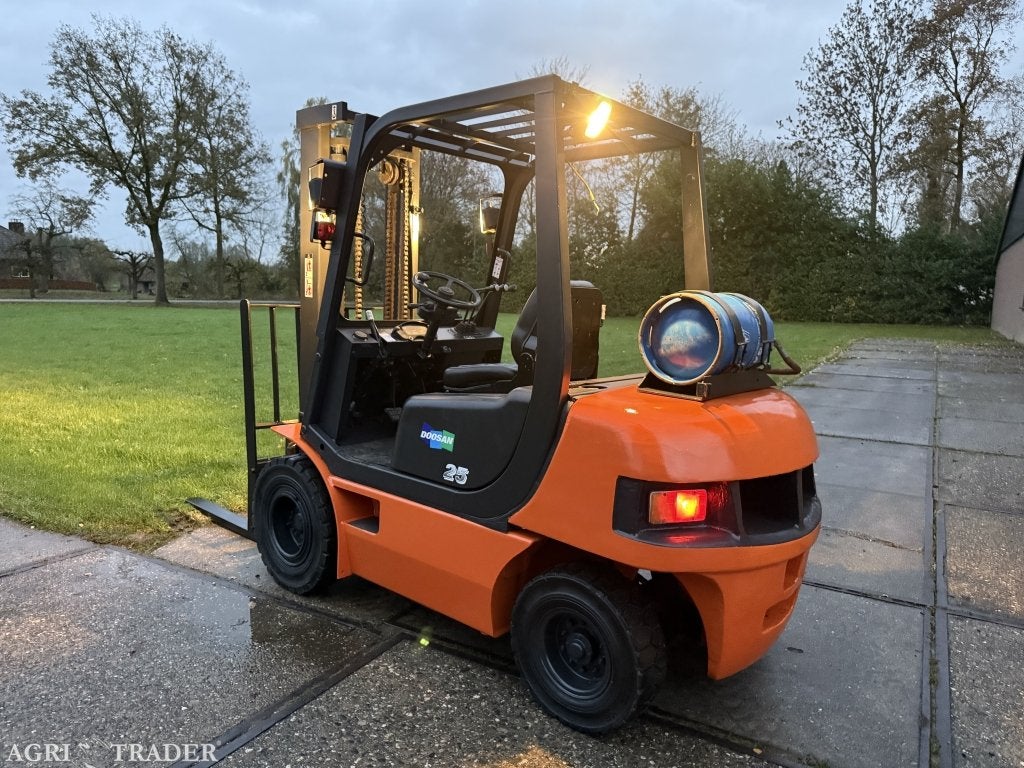 Doosan 2,5 tonner LPG heftruck automaat verlichting, Zakelijke goederen, Machines en Bouw | Heftrucks en Intern transport, LPG