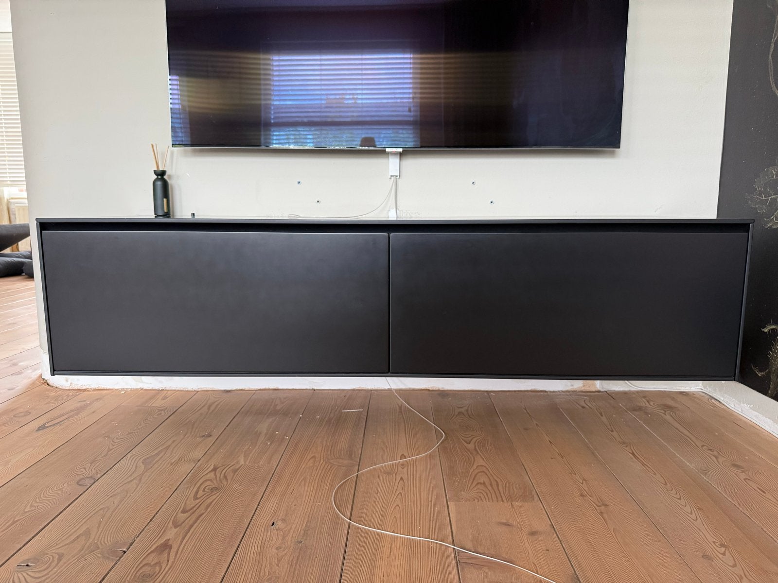 Goossens Zwart zwevend tv-meubel met twee deuren, Ophalen, Overige materialen, Gebruikt, 150 tot 200 cm