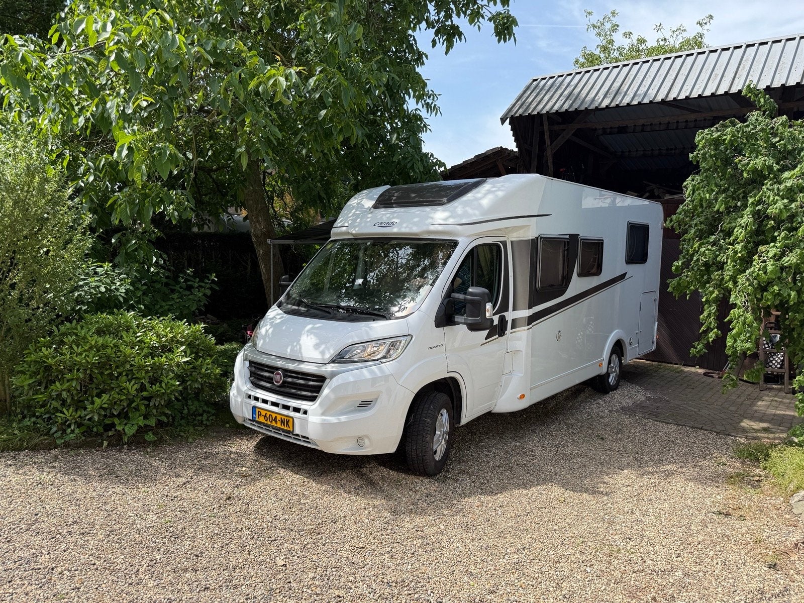 Camper - Carado T339 Queensbed - Fiat Ducato 2,3L - 2014, Caravans en Kamperen, Caravans, 2000 kg en meer, Rondzit, Carado, Queensbed