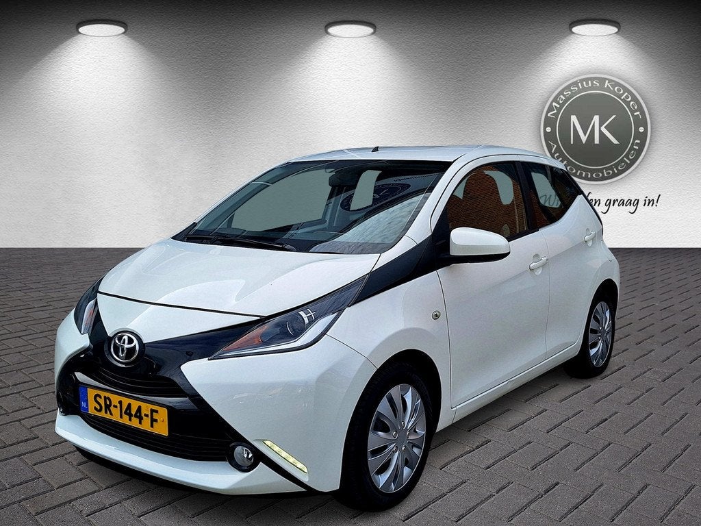 Toyota Aygo 1.0 VVT-i x-play, Airco, Camera, Bluetooth, 111., Voorwielaandrijving, Stof, Gebruikt, 4 stoelen
