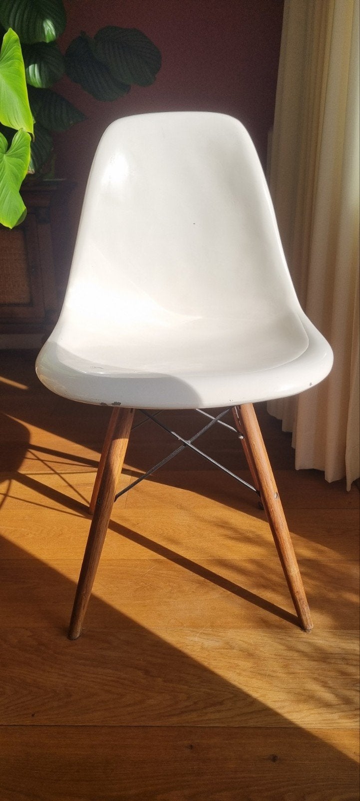 Witte Eames DSW stoel met houten onderstel, Huis en Inrichting, Stoelen, Ophalen, Gebruikt, Hout, Wit